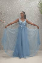 Abito lungo blu celeste Moda Mania con corpetto a fiori 3D e gonna svasata in tulle, vestibilità elegante e femminile.