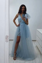 Abito lungo in tulle celeste Moda-Mania con corpetto a fiori 3D e fiocco su una spalla, elegante e femminile.