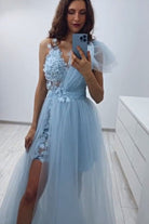 Abito lungo in tulle celeste Moda-Mania con corpetto a fiori 3D e fiocco su una spalla, elegante e femminile.