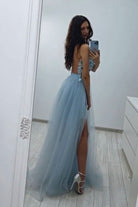 Abito lungo in tulle celeste Moda-Mania con corpetto a fiori 3D e fiocco su una spalla, elegante e femminile.