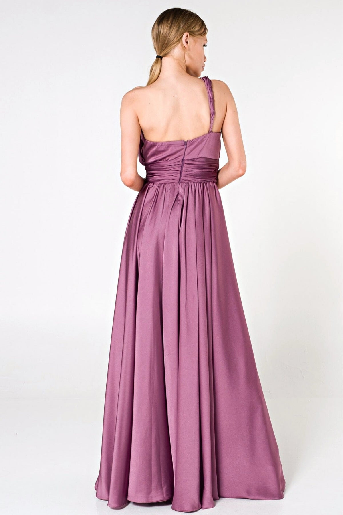 Abito lungo lilla in tessuto satinato Moda-Mania, monospalla con spacco laterale, elegante e fluido.