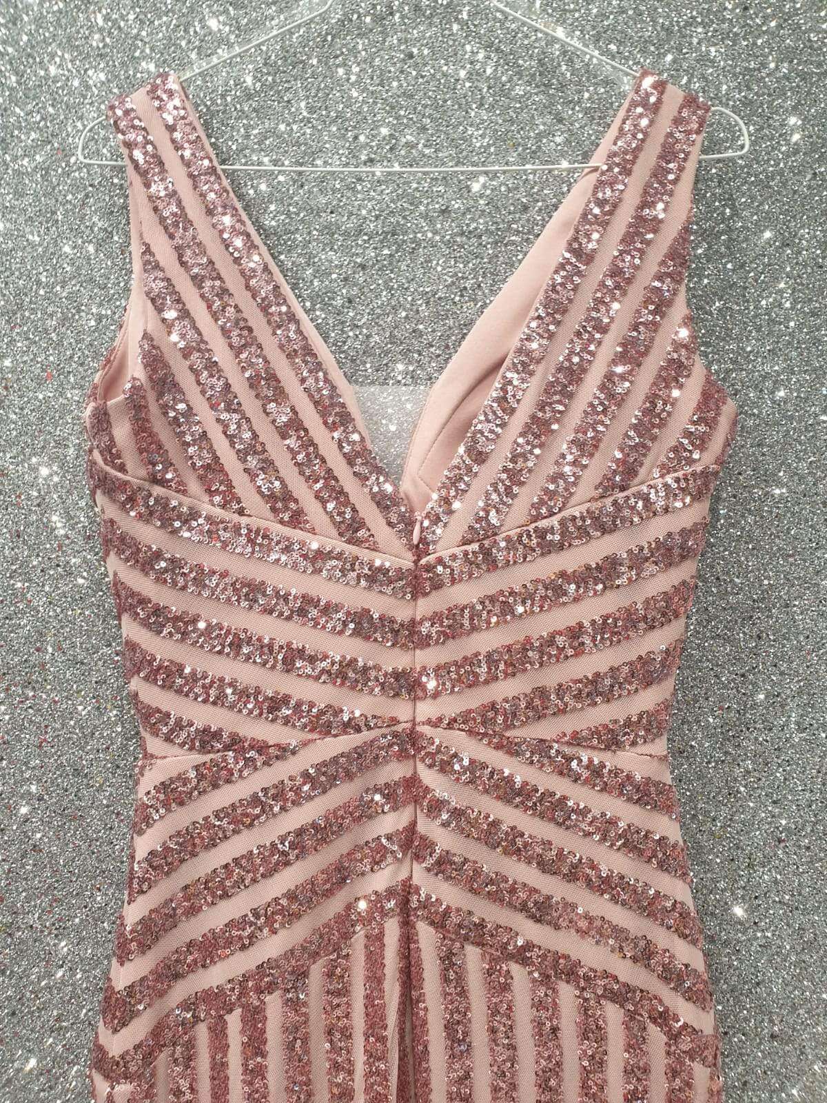 Abito lungo Moda Mania in tulle rosa con fantasia a righe in paillettes rosa e spacco laterale, dettagli eleganti e femminili.