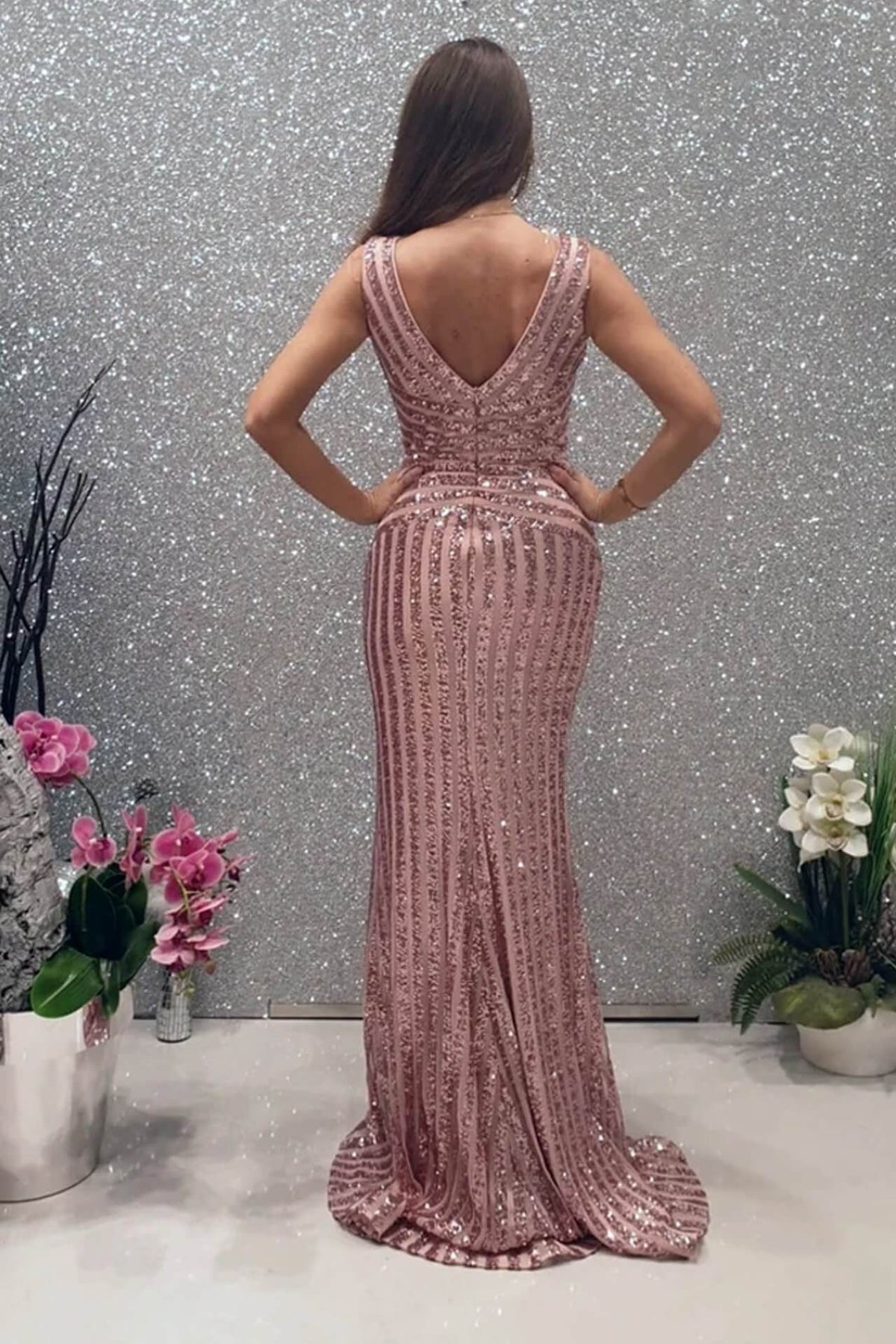 Abito lungo Moda Mania in tulle rosa con fantasia a righe in paillettes e spacco laterale, dettagli eleganti e femminili.