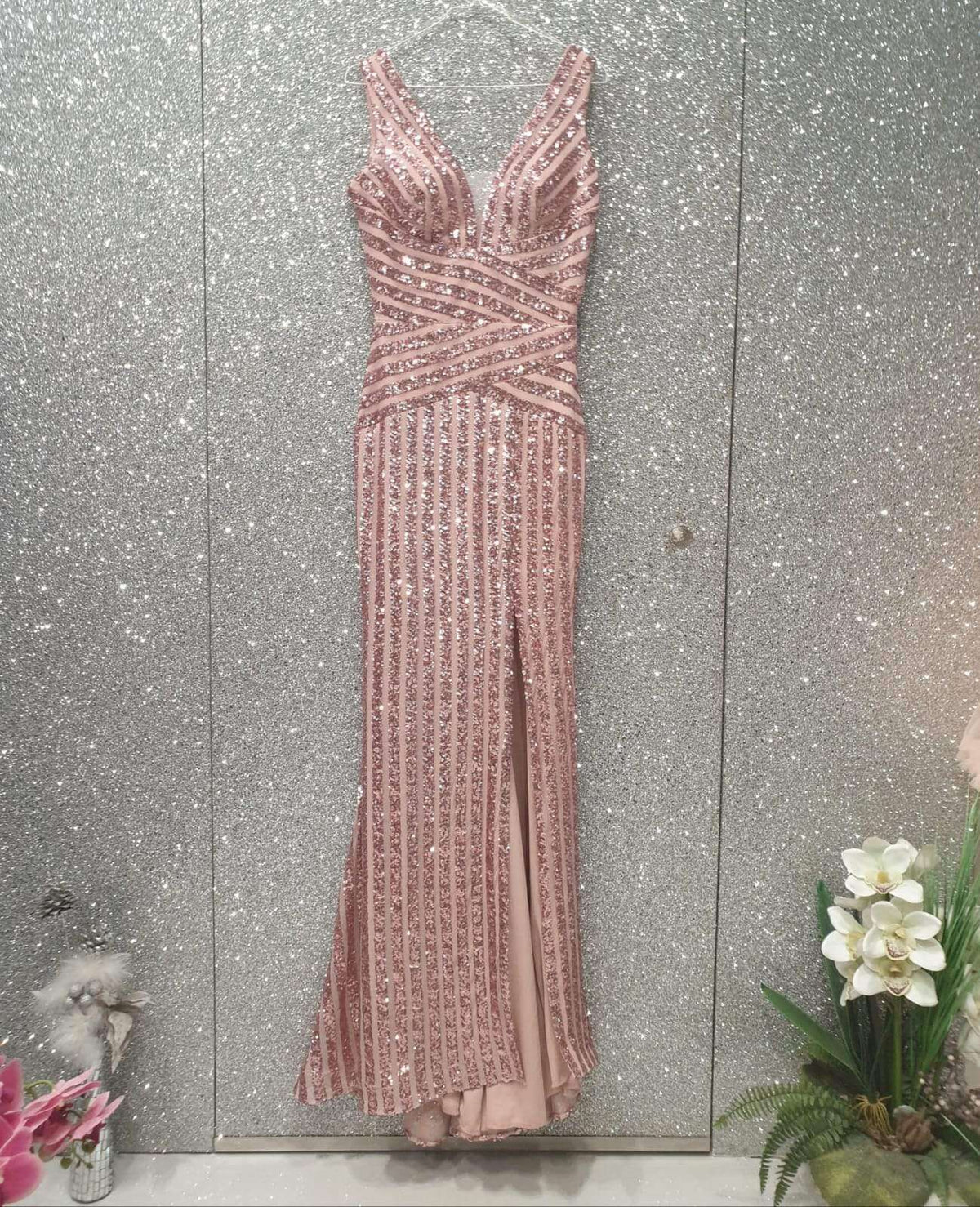 Abito lungo Moda Mania in tulle rosa con fantasia righe e paillettes rosa, spacco laterale, dettaglio elegante e femminile.