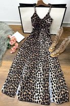 Abito lungo svasato estivo a fantasia leopardata nera con spacchi laterali, di Moda-Mania, mostrato su modella.