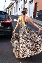 Abito lungo svasato estivo Moda-Mania con fantasia leopardata nera e spacchi laterali, tessuto leggero e stile elegante