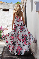 Abito lungo svasato estivo bianco con fantasia floreale fucsia e verdi, spacchi laterali, moda-mania.