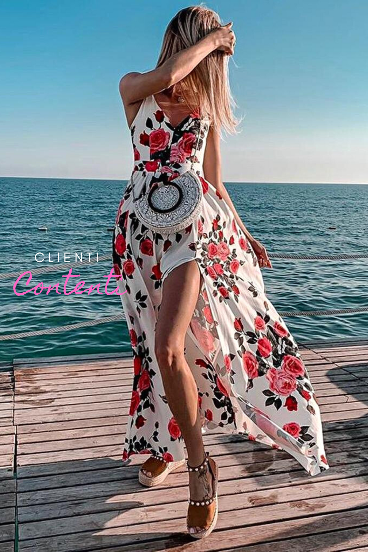 Abito lungo svasato estivo bianco con fantasia floreale fucsia e verdi, spacco laterale, di Moda-Mania.