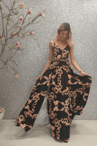 Abito lungo svasato estivo nero con fantasia damascata e spacchi laterali, firmato Moda-Mania, in tessuto leggero e elegante.