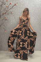 Abito lungo svasato estivo nero con fantasia damascata e spacchi laterali, marchio Moda-Mania, tessuto leggero e elegante.