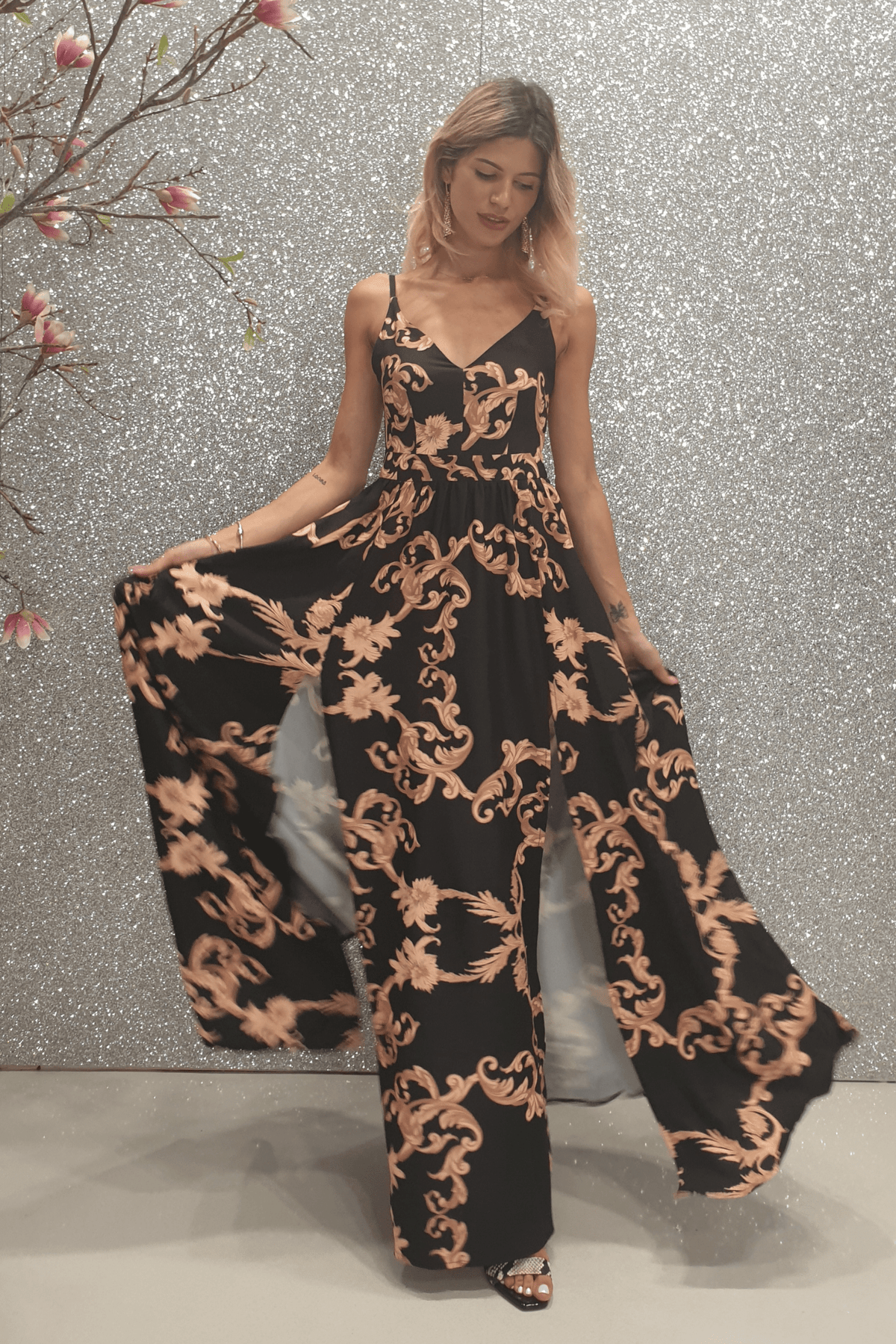 Abito lungo svasato estivo nero con fantasia damascata e spacchi laterali, moda-mania, abiti lunghi elegante e leggero