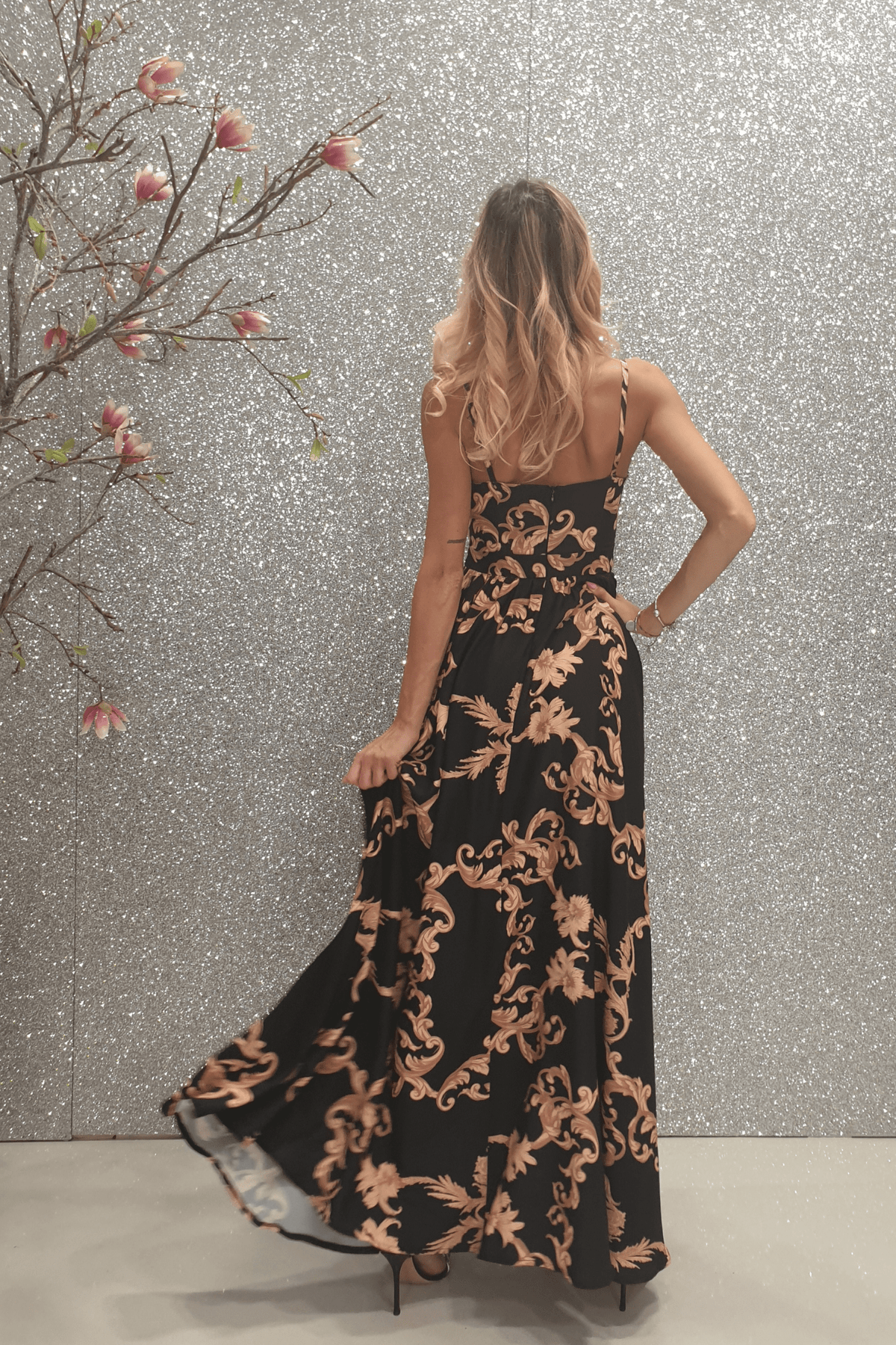 Abito lungo svasato estivo nero a fantasia damascata con spacchi laterali, marchio Moda-Mania, tessuto leggero e elegante.