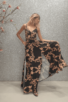 Abito lungo svasato estivo nero con fantasia damascata e spacchi laterali, marchio Moda-Mania, in tessuto leggero e elegante.