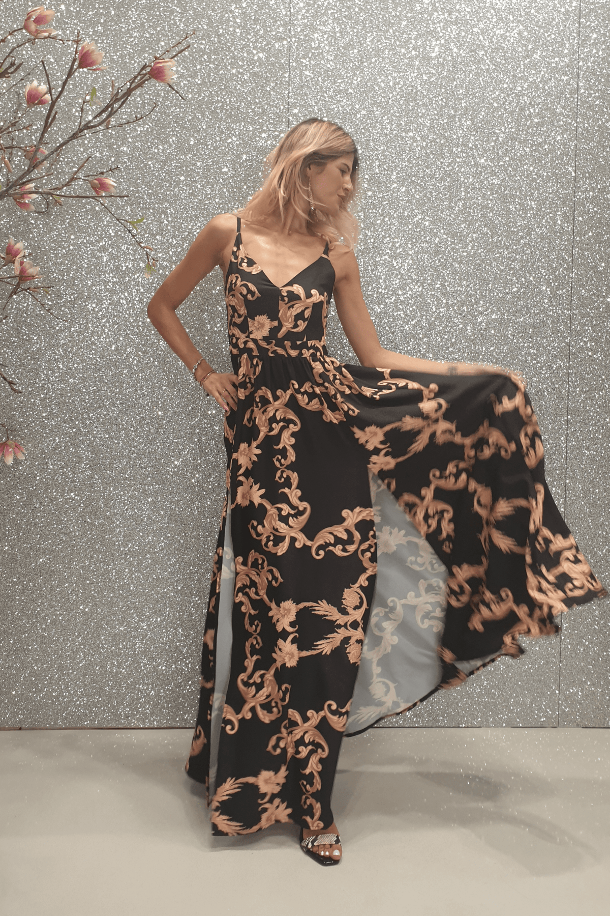 Abito lungo svasato estivo nero con fantasia damascata e spacchi laterali, marchio Moda-Mania, in tessuto leggero e elegante.