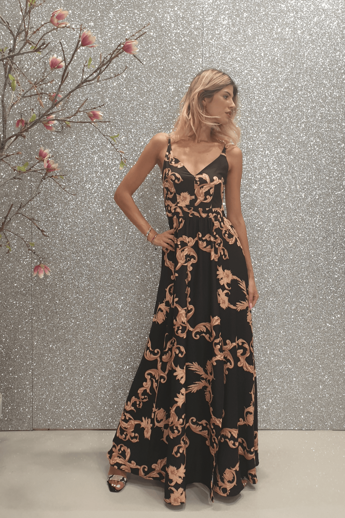 Abito lungo svasato estivo nero Moda-Mania con fantasia damascata e spacchi laterali, perfetto per occasioni estive eleganti.