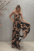 Abito lungo svasato estivo nero con fantasia damascata e spacchi laterali, marca Moda-Mania, per occasioni eleganti.
