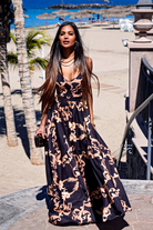 Abito lungo svasato estivo nero con fantasia damascata e spacchi laterali, moda-manìa, abiti lunghi eleganti e freschi.
