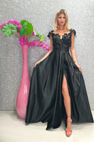 Abito lungo svasato nero Moda-Mania con corpetto in tulle a fiori 3D e gonna in taffetà, elegante e raffinato.