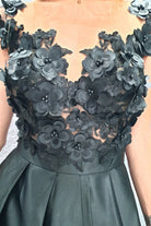 Abito lungo svasato nero Moda-Mania con corpetto in tulle a fiori 3D e gonna in taffetà, elegante e femminile.
