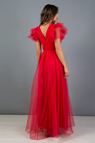 Abito lungo svasato rosso in organza con scollo a V e dettagli di volants sulle spalle, firmato Moda-Mania.
