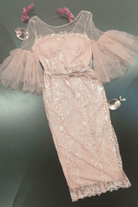 Abito midi beige aderente in pizzo Moda-Mania con maniche a campana in tulle e cintura inclusa, abbigliamento elegante femminile