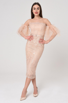 Abito midi aderente beige in pizzo con maniche a campana in tulle e cintura, firma Moda-Mania, abiti corti elegante e femminile.