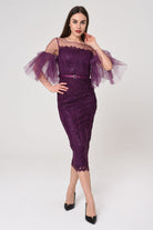 Abito midi aderente magenta in pizzo con maniche a campana in tulle e cintura inclusa, moda-mania, abiti corti.