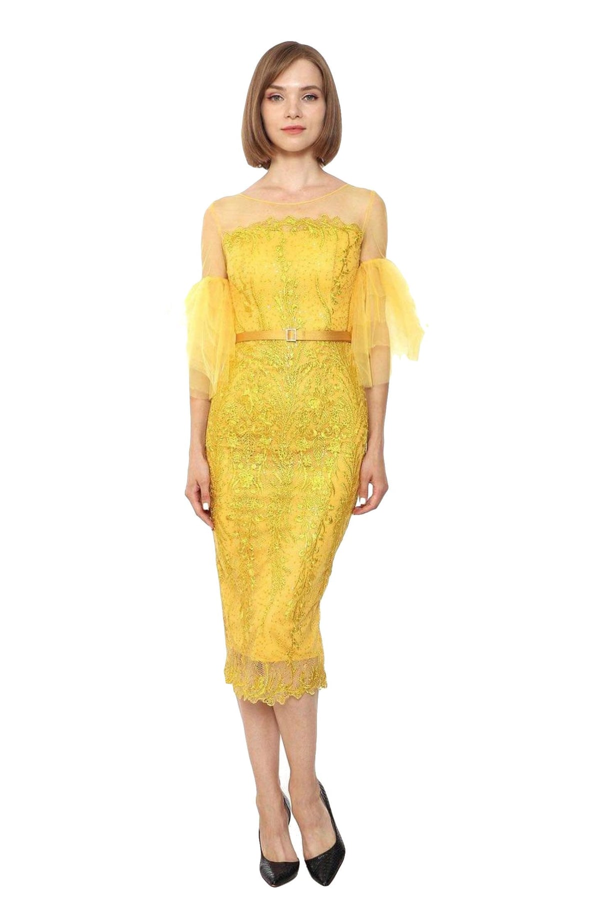 Abito midi aderente giallo senape in pizzo con maniche a campana in tulle e cintura, marca Moda-Mania, davanti.
