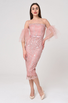 Abito midi aderente rosa in pizzo con maniche a campana in tulle e cintura, moda-mania, abiti corti elegante e femminile