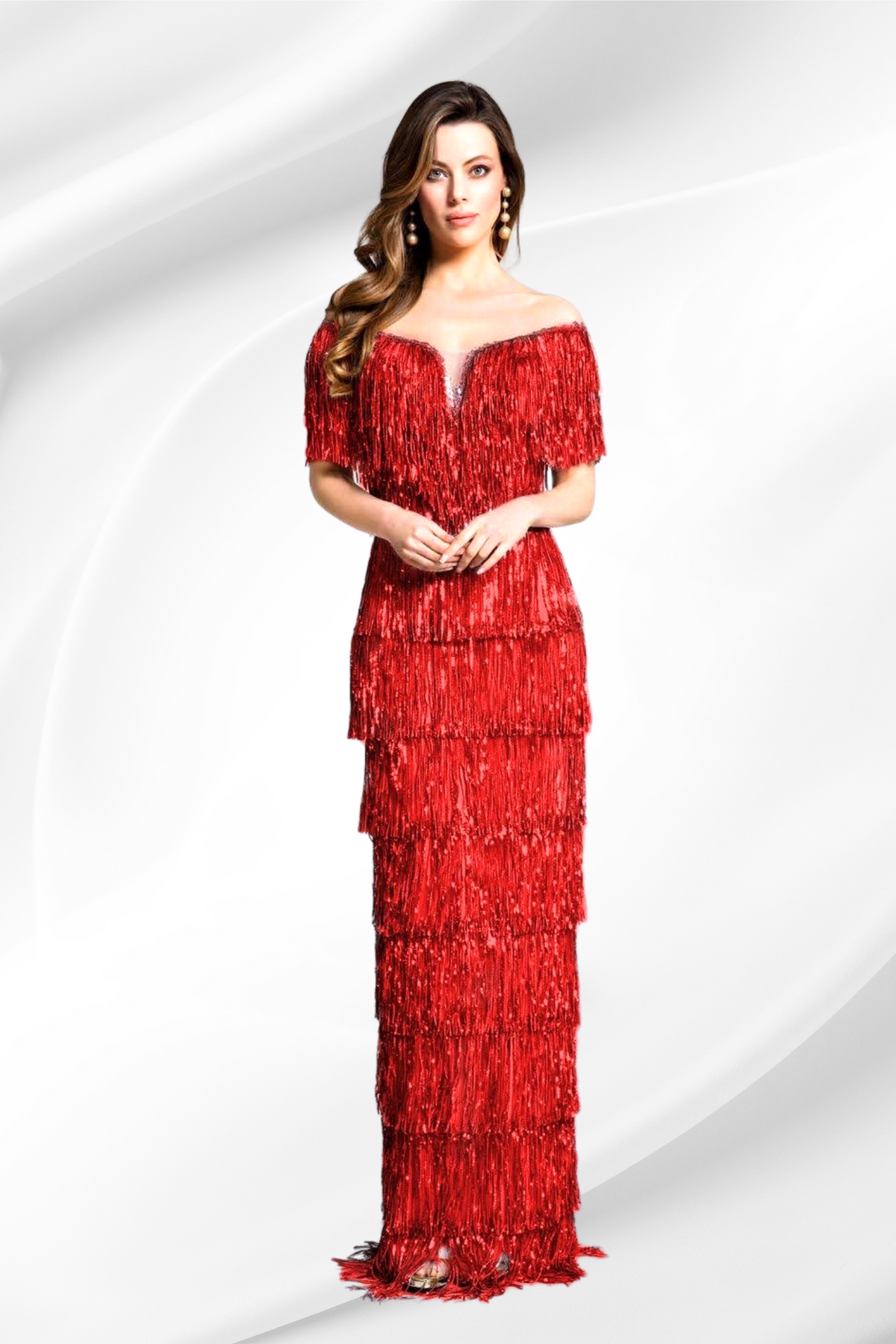 Abito lungo rosso Moda Mania con frange decorative in paillettes e scollo a barchetta, mostrato in primo piano.