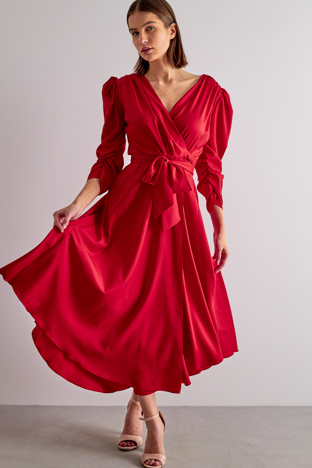 Abito rosso svasato midi con maniche a sbuffo, allacciabile in vita e spacco laterale, marca Moda-Mania.