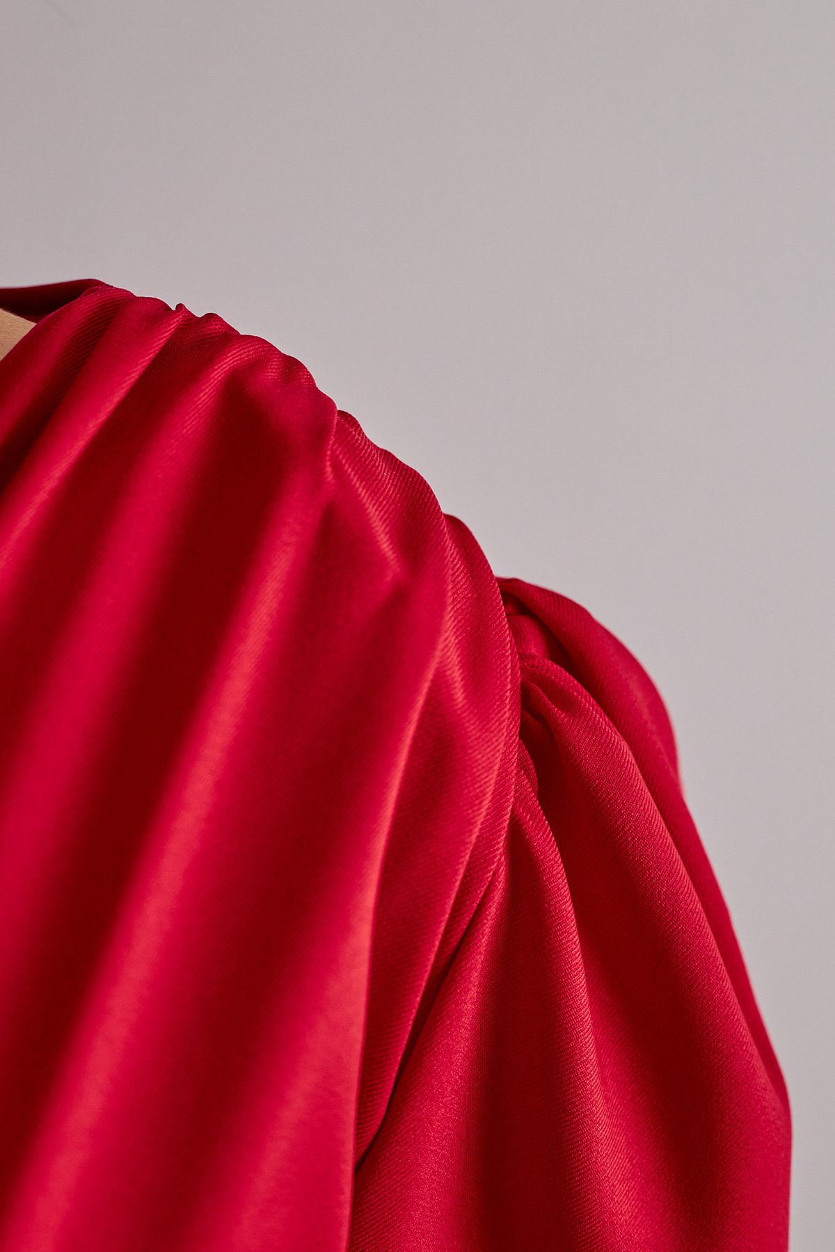 Abito midi rosso svasato con maniche a sbuffo, allacciabile in vita e spacco laterale, brand Moda-Mania.