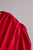 Abito midi rosso svasato con maniche a sbuffo, allacciabile in vita e spacco laterale, brand Moda-Mania.