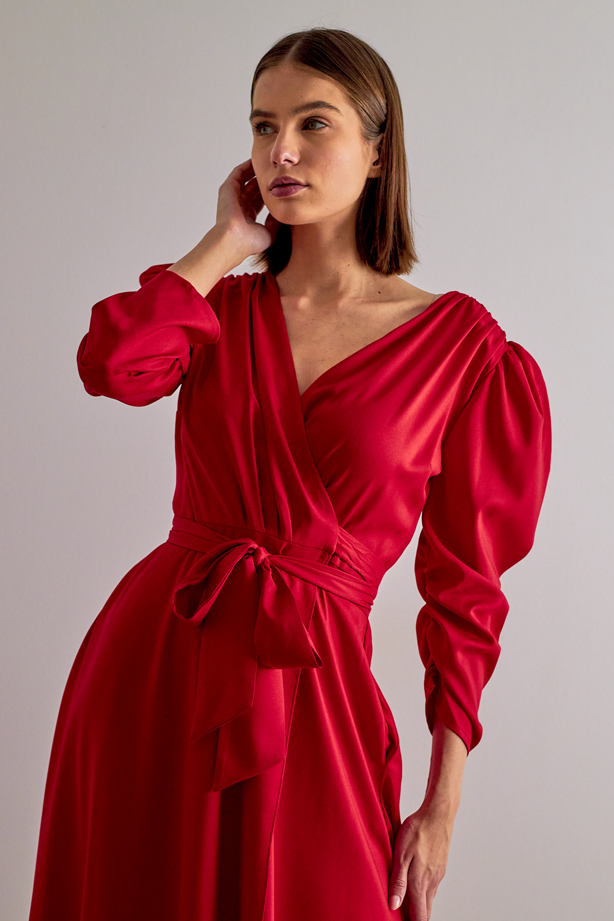 Abito midi rosso svasato con maniche a sbuffo, allacciabile in vita e spacco laterale, brand Moda-Mania.