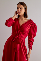 Abito midi rosso svasato con maniche a sbuffo, allacciabile in vita e spacco laterale, brand Moda-Mania.