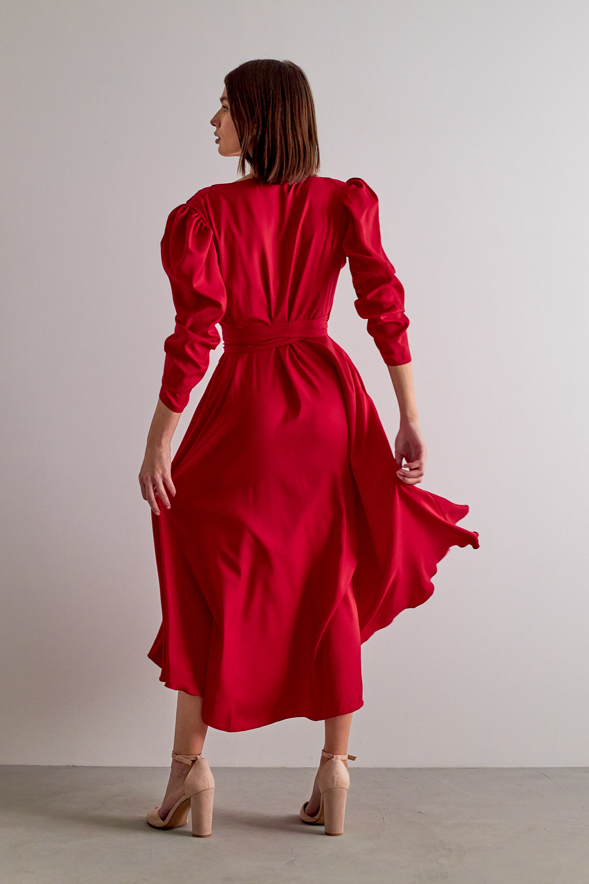 Abito midi rosso svasato con maniche a sbuffo, allacciabile in vita e spacco laterale, di Moda-Mania.