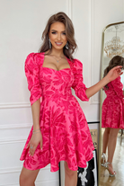 Abito svasato fucsia con fantasia floreale, scollo a V, maniche a tre quarti a sbuffo, abiti corti Moda-Mania