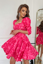 Abito svasato fucsia con fantasia floreale, maniche tre quarti a sbuffo e scollo a V, Moda-Mania, abiti corti.