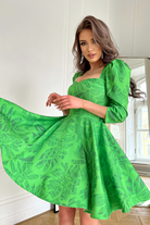 Abito svasato verde a fantasia floreale con scollo a maniche tre quarti a sbuffo, moda-mania, abiti corti elegante e femminile