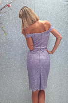 Abito corto lilla in merletto floreale con applicazioni strass e scollo a barchetta, marca Moda-Mania.