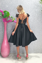 Abito corto nero svasato con corpetto in tulle a fiori 3D e gonna in taffetà, moda-mania, stile elegante e femminile.