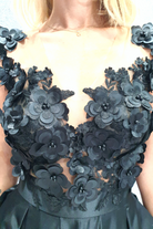 Abito corto nero svasato Moda-Mania con corpetto in tulle a fiori 3D e gonna in taffetà, dettagli eleganti e femminili.