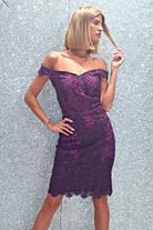 Abito corto viola in merletto floreale con applicazioni di strass e scollo a barchetta, firma Moda-Mania.