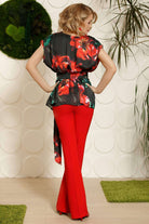 Blusa nera Moda-Mania Pretty Girl con fantasia a fiori rossi, modello largo, cintura tessuto allacciabile e scollatura a V.