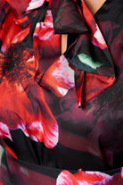 Blusa nera Pretty Girl di Moda-Mania con fantasia a fiori rossi, scollatura a V, cintura in tessuto allacciabile e modello largo.
