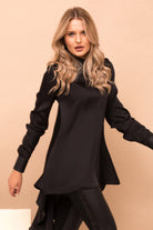 Blusa nera Moda-Mania con coda in velo, polsini e colletto in eco pelle, abbigliamento di maglieria elegante e moderna.