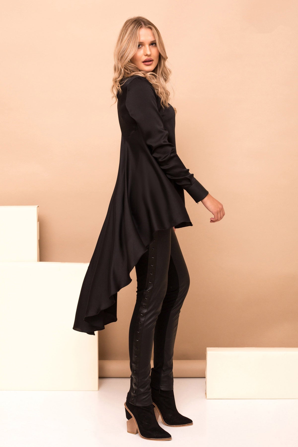 Blusa nera con coda in velo e dettagli in eco pelle, moda-mania, con polsini e colletto eleganti, maglieria trendy.