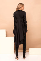 Blusa nera con coda in velo e dettagli in eco pelle, moda-mania, con polsini e colletto eleganti, ideale per look sofisticati.