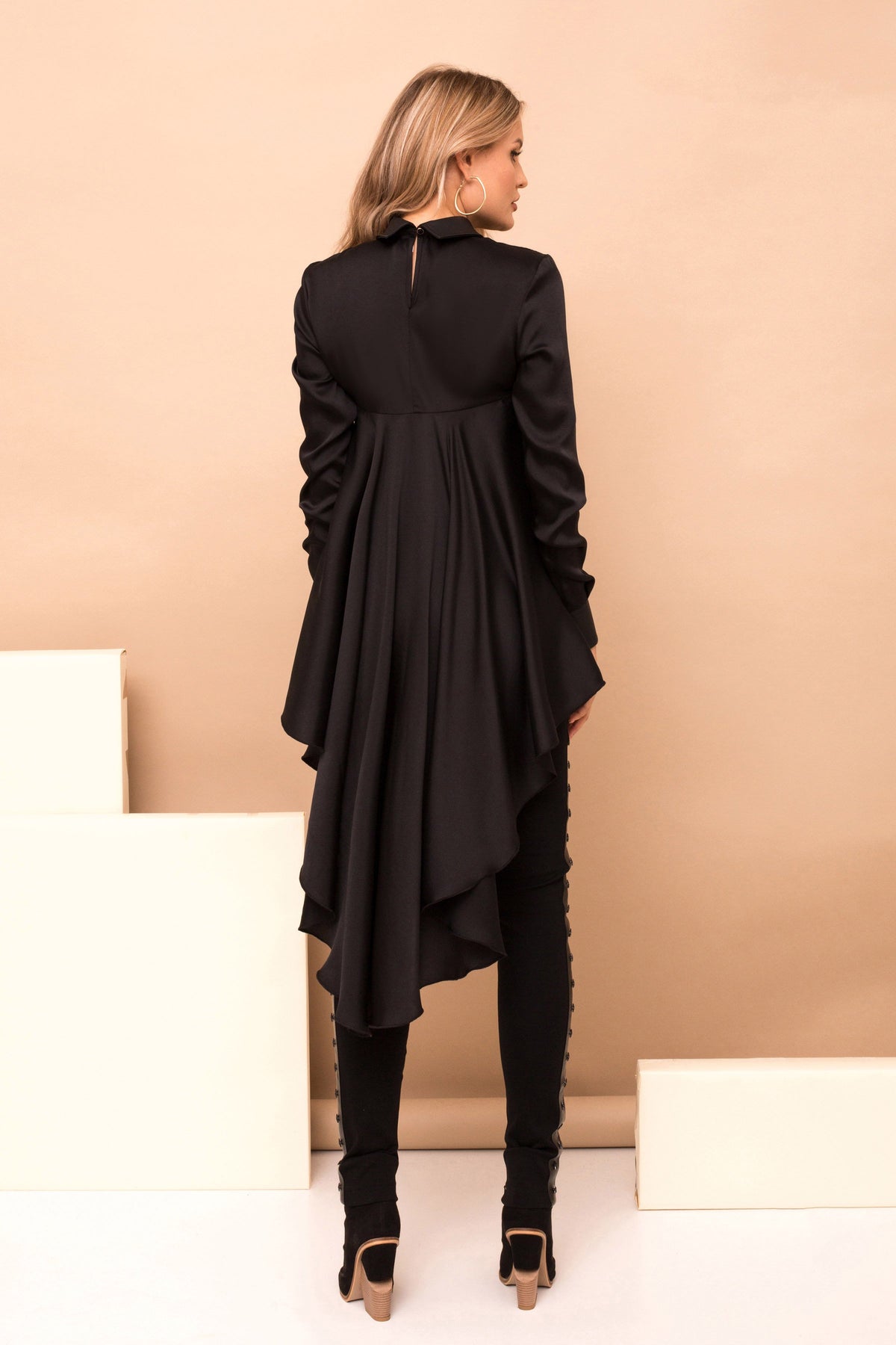 Blusa nera con coda in velo e dettagli in eco pelle, moda-mania, con polsini e colletto eleganti, ideale per look sofisticati.