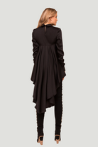 Blusa nera con coda in velo e dettagli in eco pelle, polsini e colletto, marca Moda-Mania, maglieria elegante e alla moda.